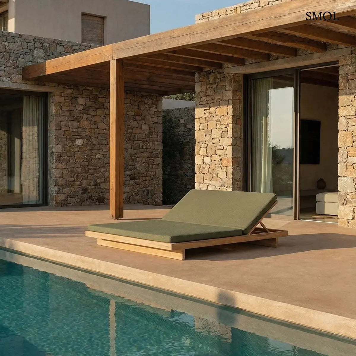 Kétszemélyes napozóágy algazöld matraccal és újrahasznosított teakfa vázzal,  teraszon, medence mellett