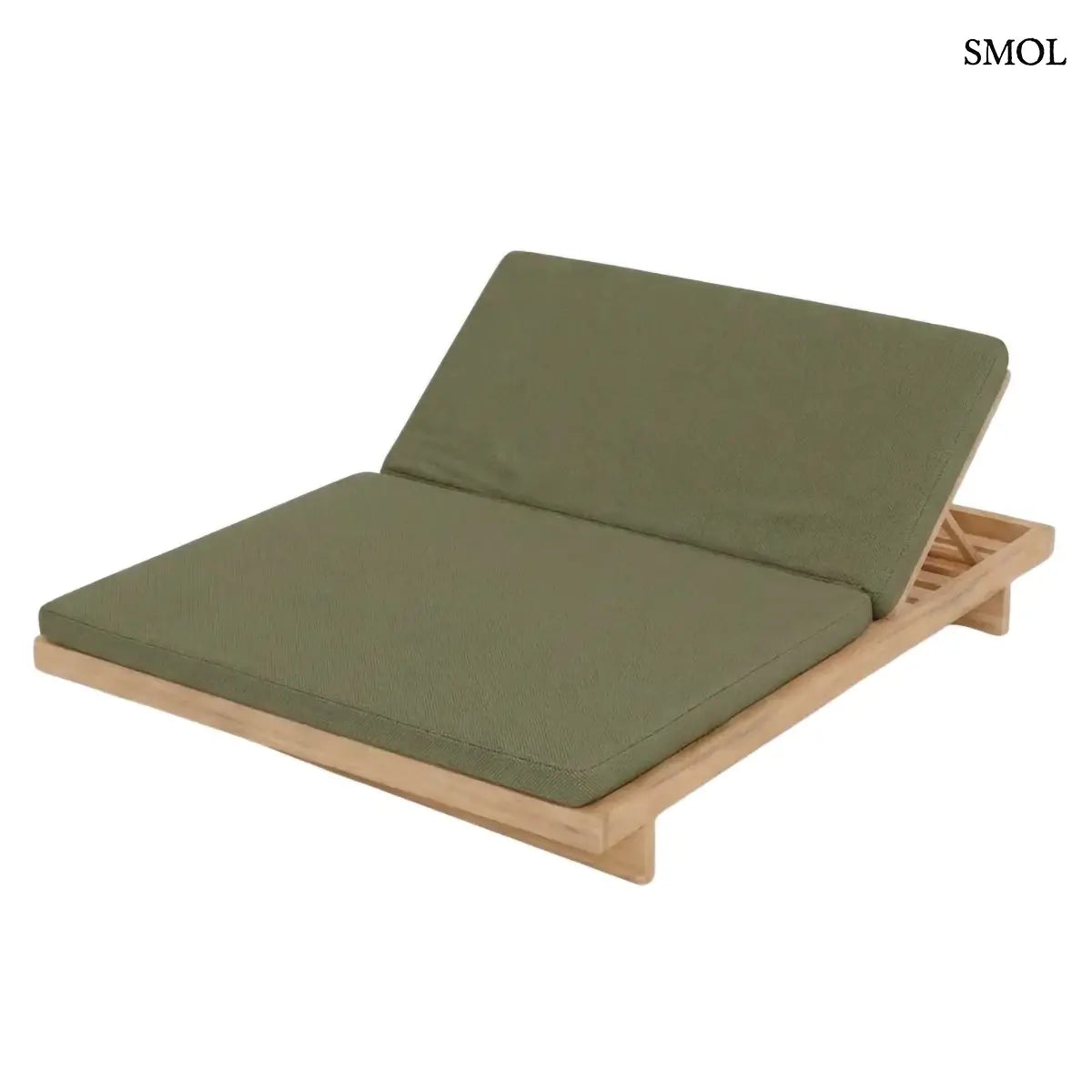 Kétszemélyes napozóágy algazöld matraccal és újrahasznosított teakfa vázzal, ferdén, fehér háttérrel