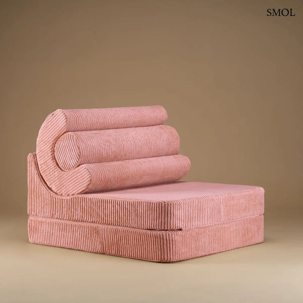 Rózsaszín, kihajtható gyerekfotel FLIPSTER PINK MOUSSE, barna háttérrel