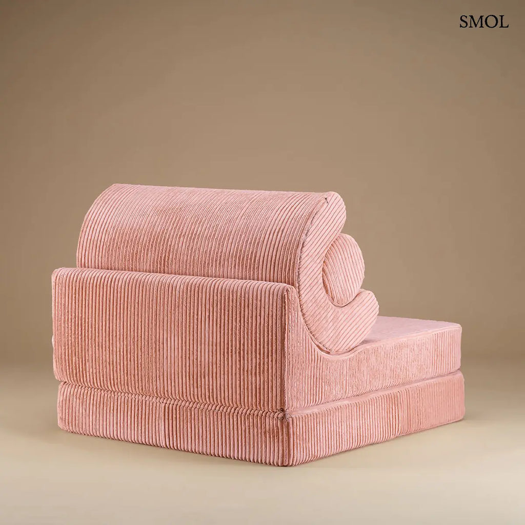 Rózsaszín, kihajtható gyerekfotel FLIPSTER PINK MOUSSE, barna háttérrel, hátulról