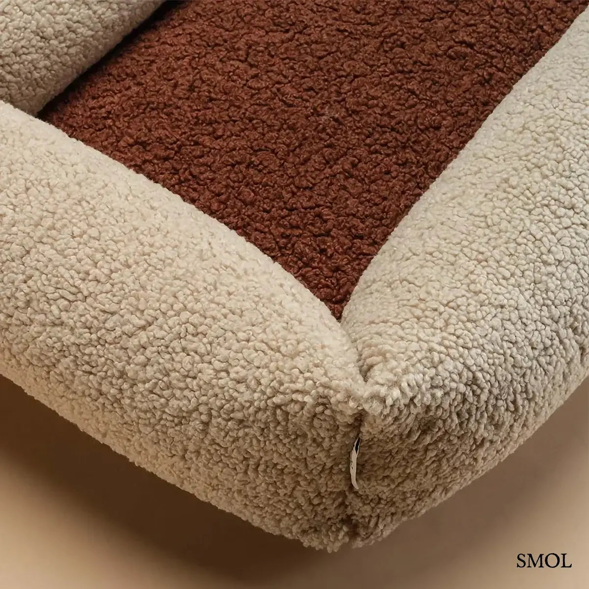 PET SNUGGLE kisállat fekvőhely biscuit teddy szövetből, M méret – 73 × 61 × 23 cm, saroktól nagyítva