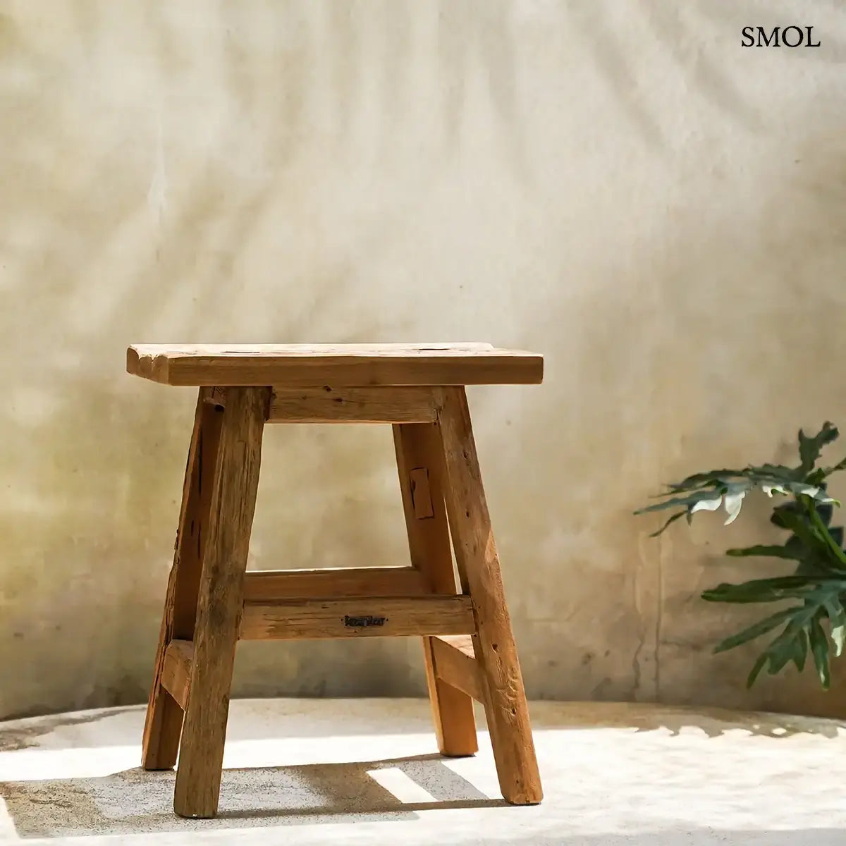 YOKE STOOL natúr újrahasznosított teak ülőke és kisasztal, teraszon