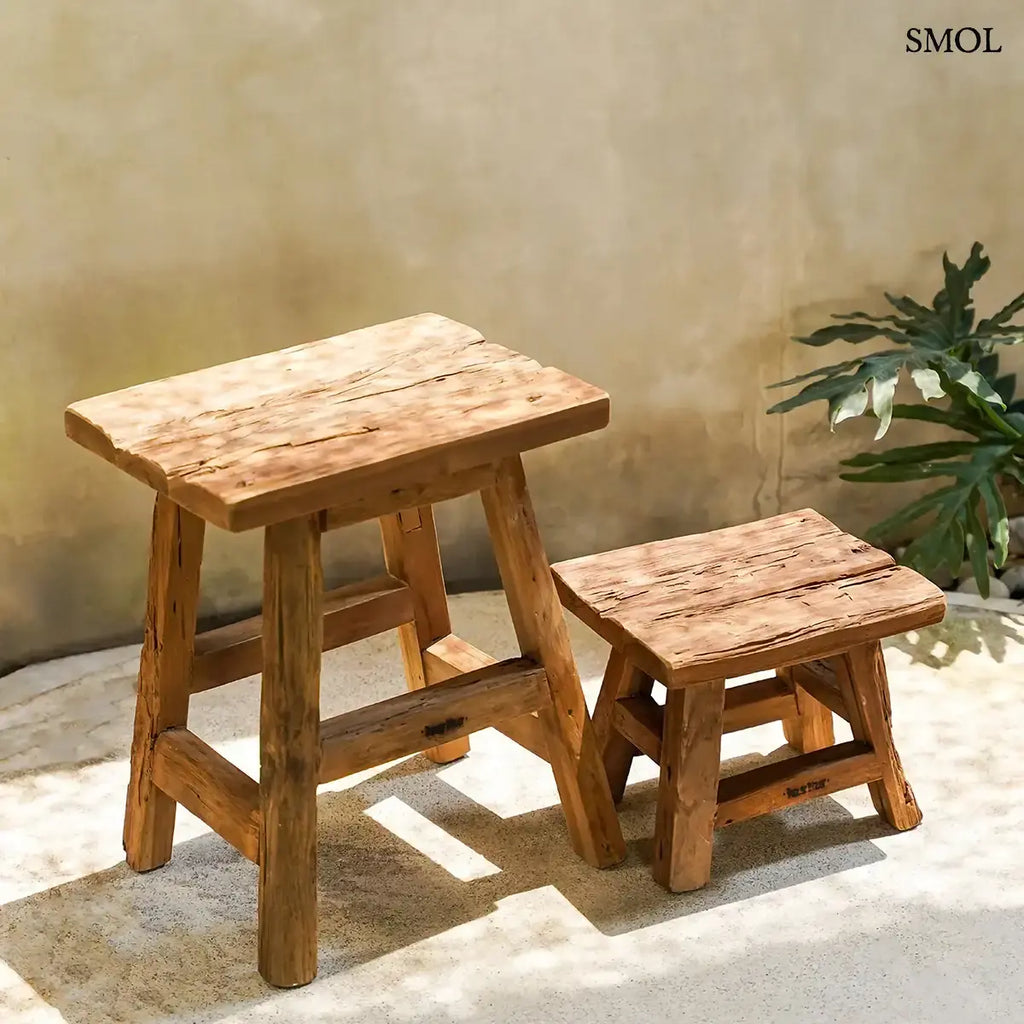 YOKE STOOL natúr újrahasznosított teak ülőke és kisasztal, két méretben, egymás mellett teraszon