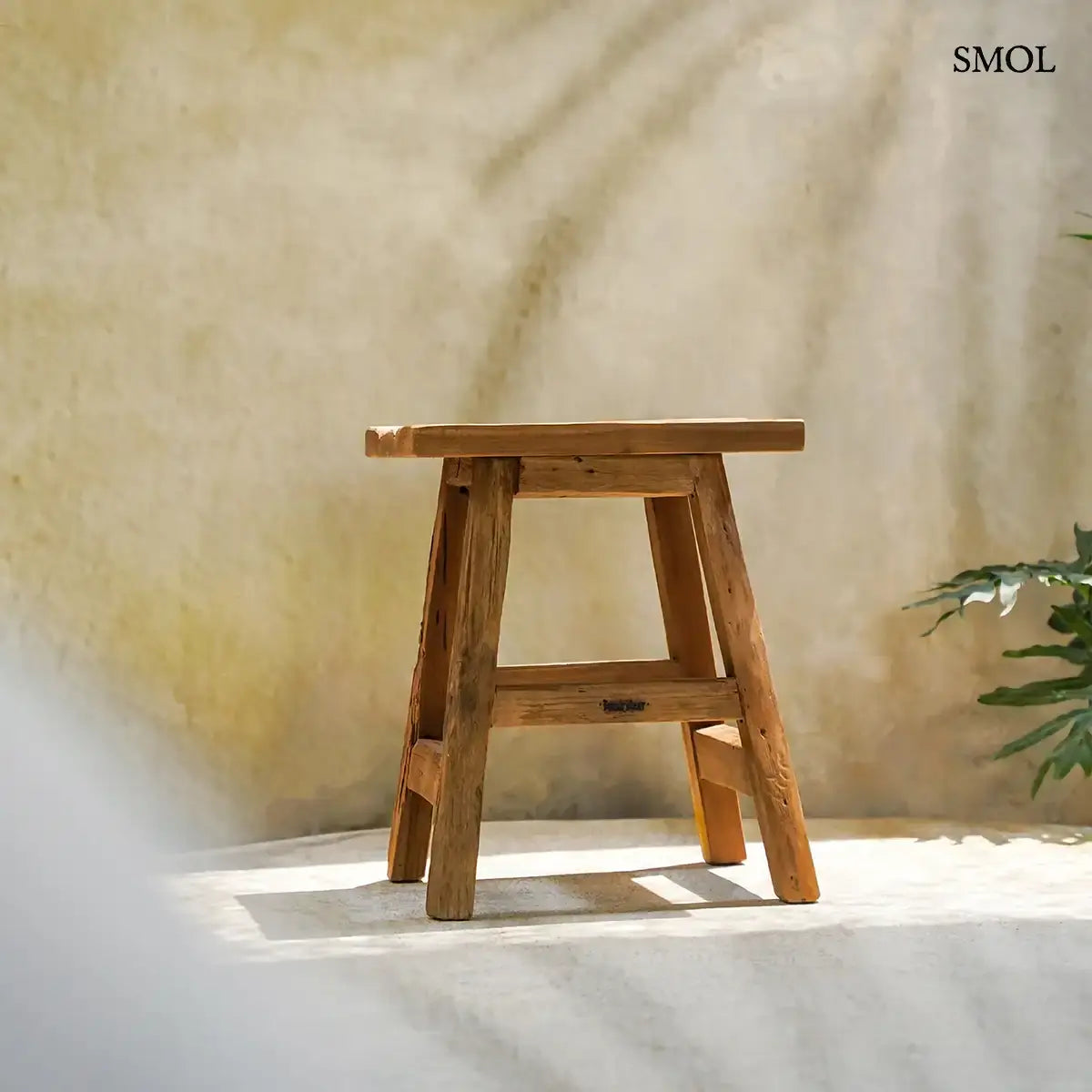 YOKE STOOL natúr újrahasznosított teak ülőke és kisasztal, sárga fallal