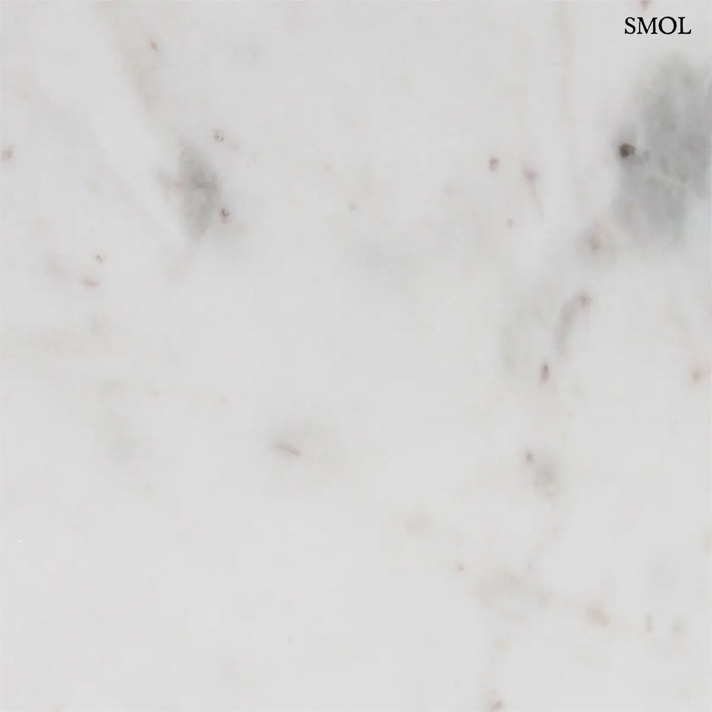 MARBLE kerek kisasztal fehér márvány lappal és fa kereszttalppal – 50 × 50 cm, márvány nagyítva