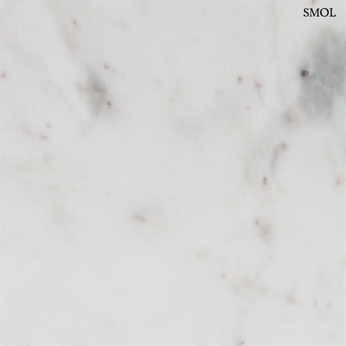 MARBLE kerek kisasztal fehér márvány lappal és fa kereszttalppal – 50 × 50 cm, márvány nagyítva