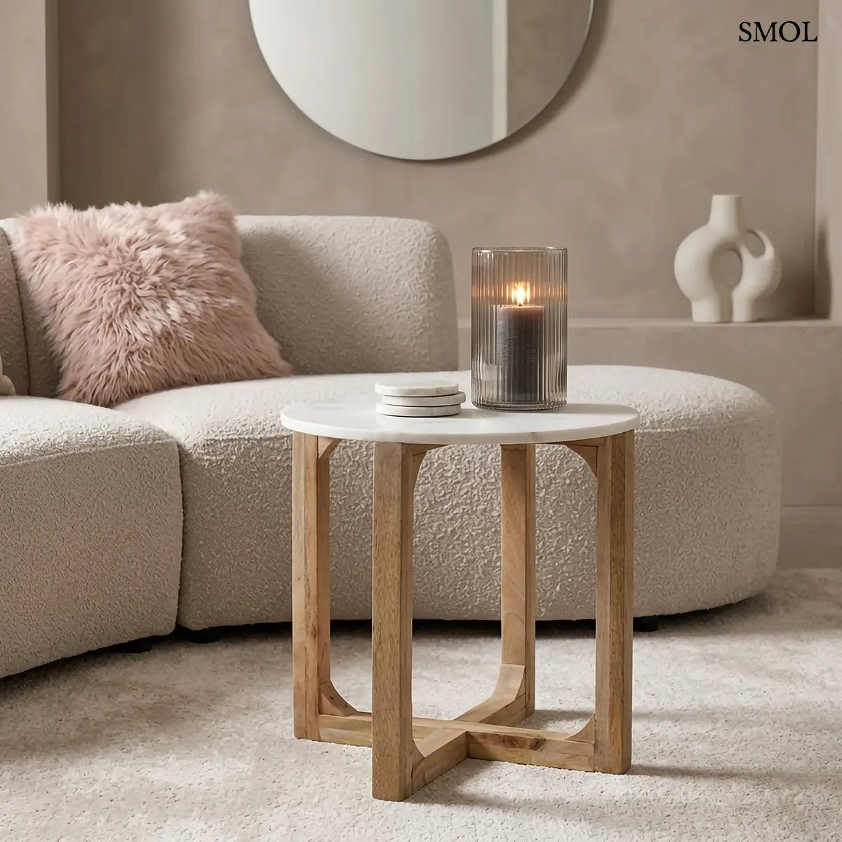 MARBLE kerek kisasztal fehér márvány lappal és fa kereszttalppal – 50 × 50 cm, kanapé előtt, gyertyával