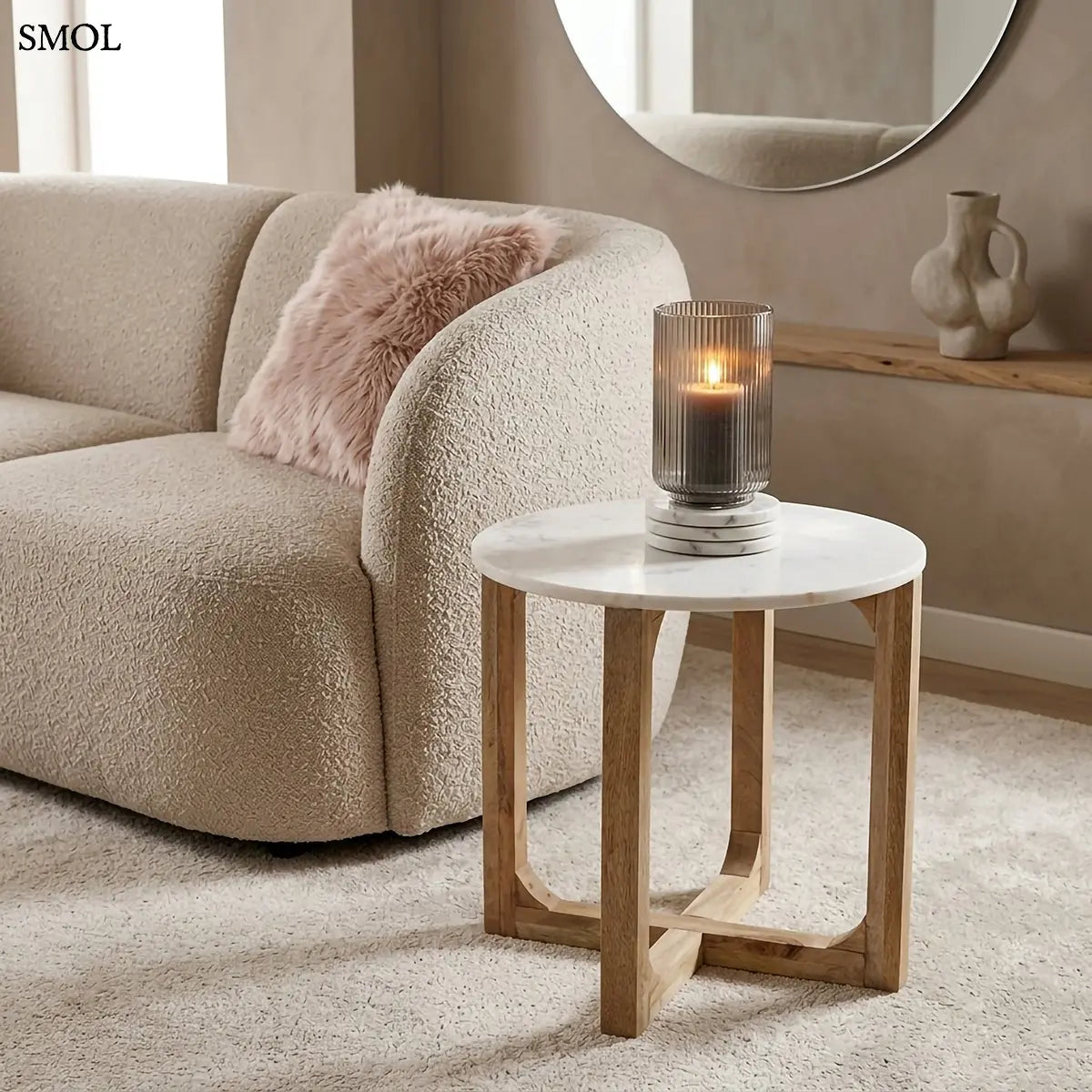 MARBLE kerek kisasztal fehér márvány lappal és fa kereszttalppal – 50 × 50 cm, kanapé mellett, gyertyával