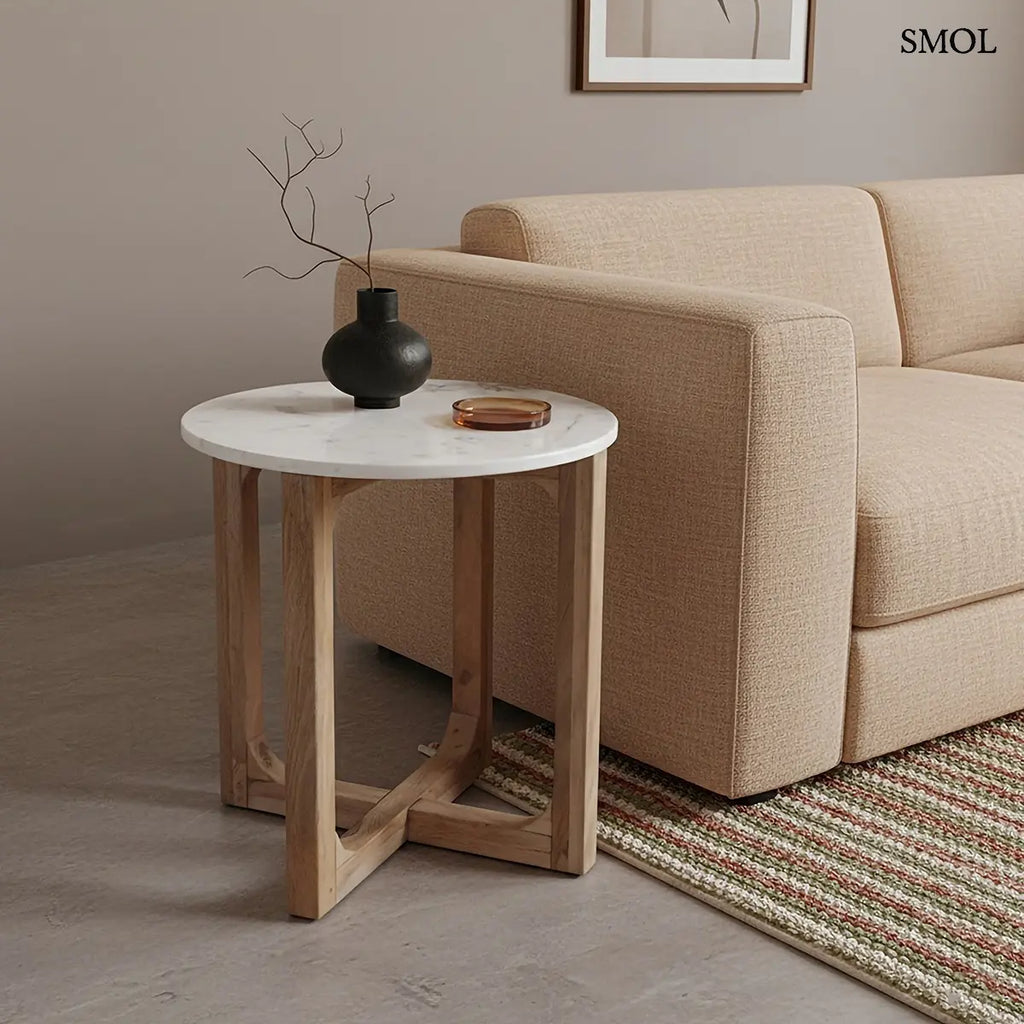 MARBLE kerek kisasztal fehér márvány lappal és fa kereszttalppal – 50 × 50 cm, kanapé mellett, fekete vázával