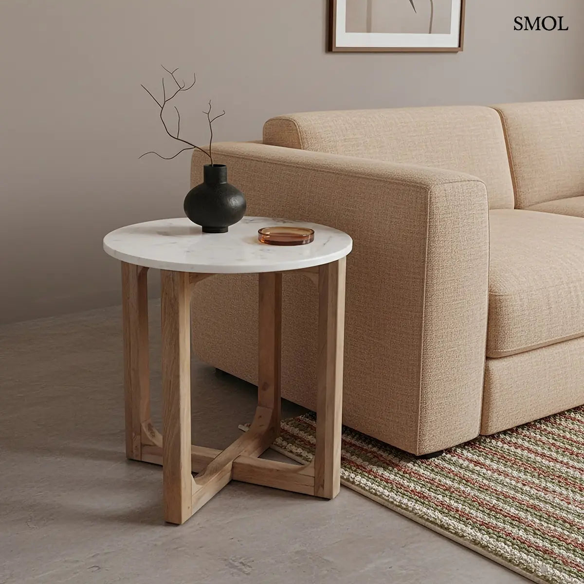 MARBLE kerek kisasztal fehér márvány lappal és fa kereszttalppal – 50 × 50 cm, kanapé mellett, fekete vázával
