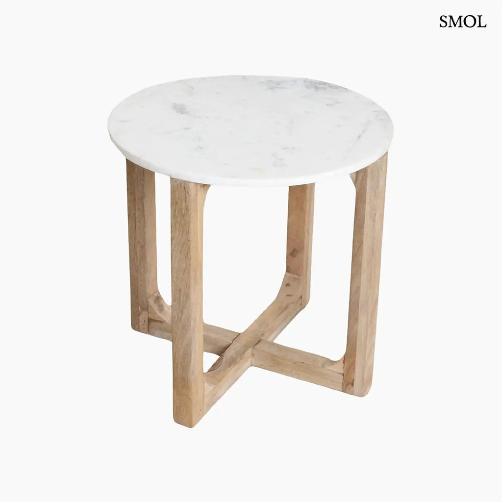 MARBLE kerek kisasztal fehér márvány lappal és fa kereszttalppal – 50 × 50 cm, felülről, fehér háttérrel