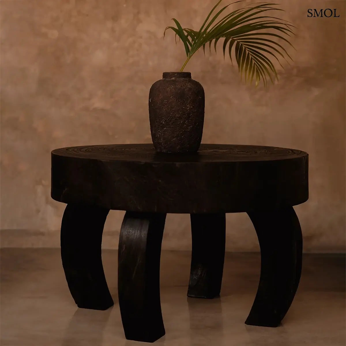 OCTO CHIC kisasztal mangófából sötét dió színben, ívelt lábak – 70 × 70 × 45 cm, vázával, natúr háttérrel