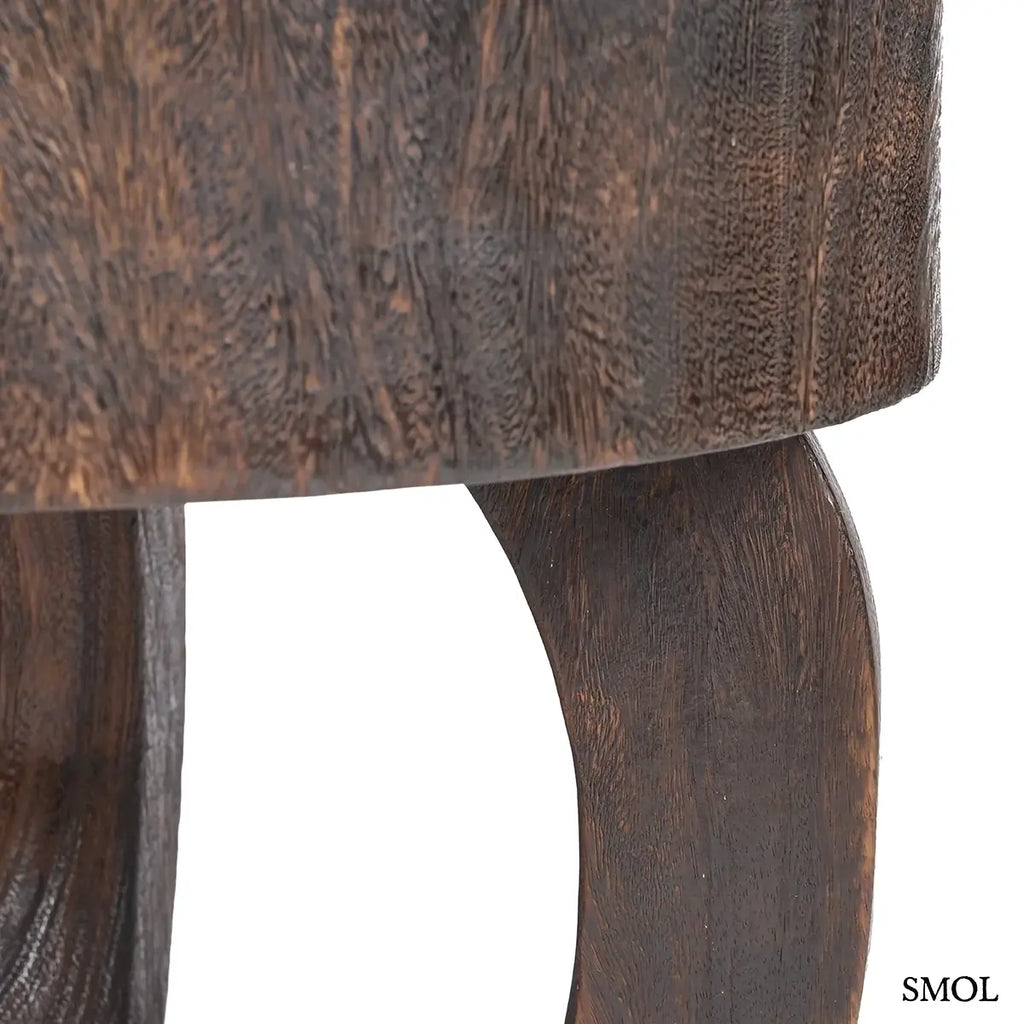 OCTO CHIC kisasztal mangófából sötét dió színben, ívelt lábak – 70 × 70 × 45 cm, oldalról nagyítva