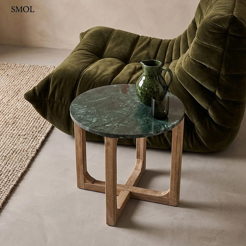 MARBLE GREEN kerek kisasztal zöld márvány lappal és mangófa talppal – 50 × 50 × 50 cm, fotel mellett, pohárral