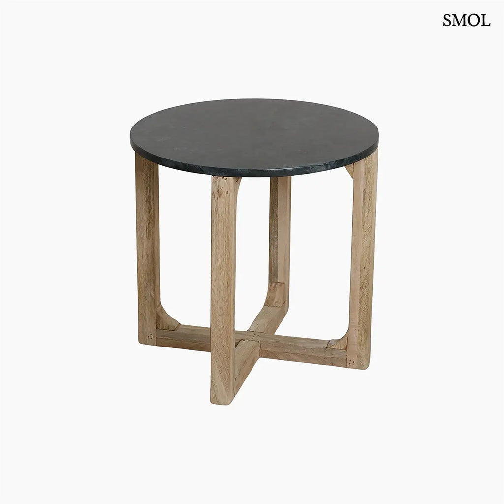 MARBLE GREEN kerek kisasztal zöld márvány lappal és mangófa talppal – 50 × 50 × 50 cm, fehér háttérrel