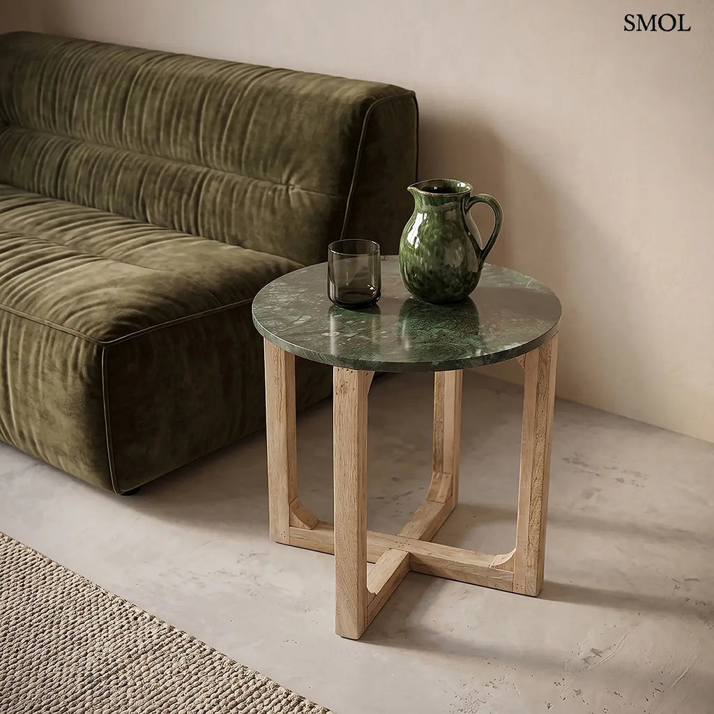 MARBLE GREEN kerek kisasztal zöld márvány lappal és mangófa talppal – 50 × 50 × 50 cm, kanapé mellett, nappaliban