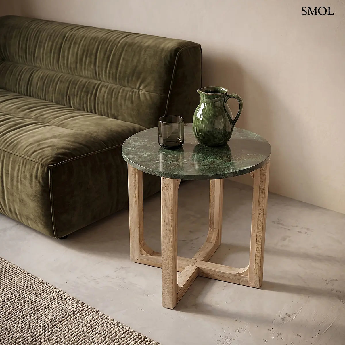 MARBLE GREEN kerek kisasztal zöld márvány lappal és mangófa talppal – 50 × 50 × 50 cm, kanapé mellett, nappaliban