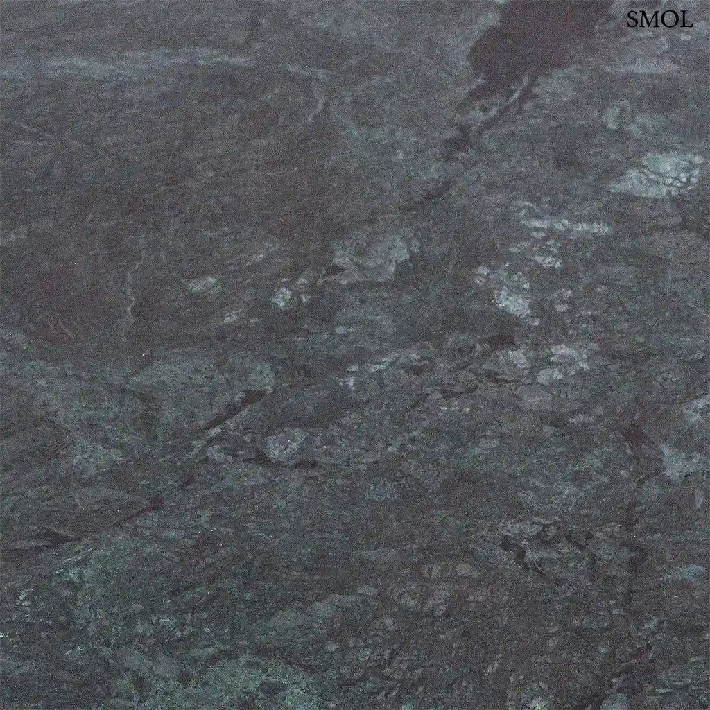 MARBLE GREEN kerek kisasztal zöld márvány lappal és mangófa talppal – 50 × 50 × 50 cm, márvány nagyítva