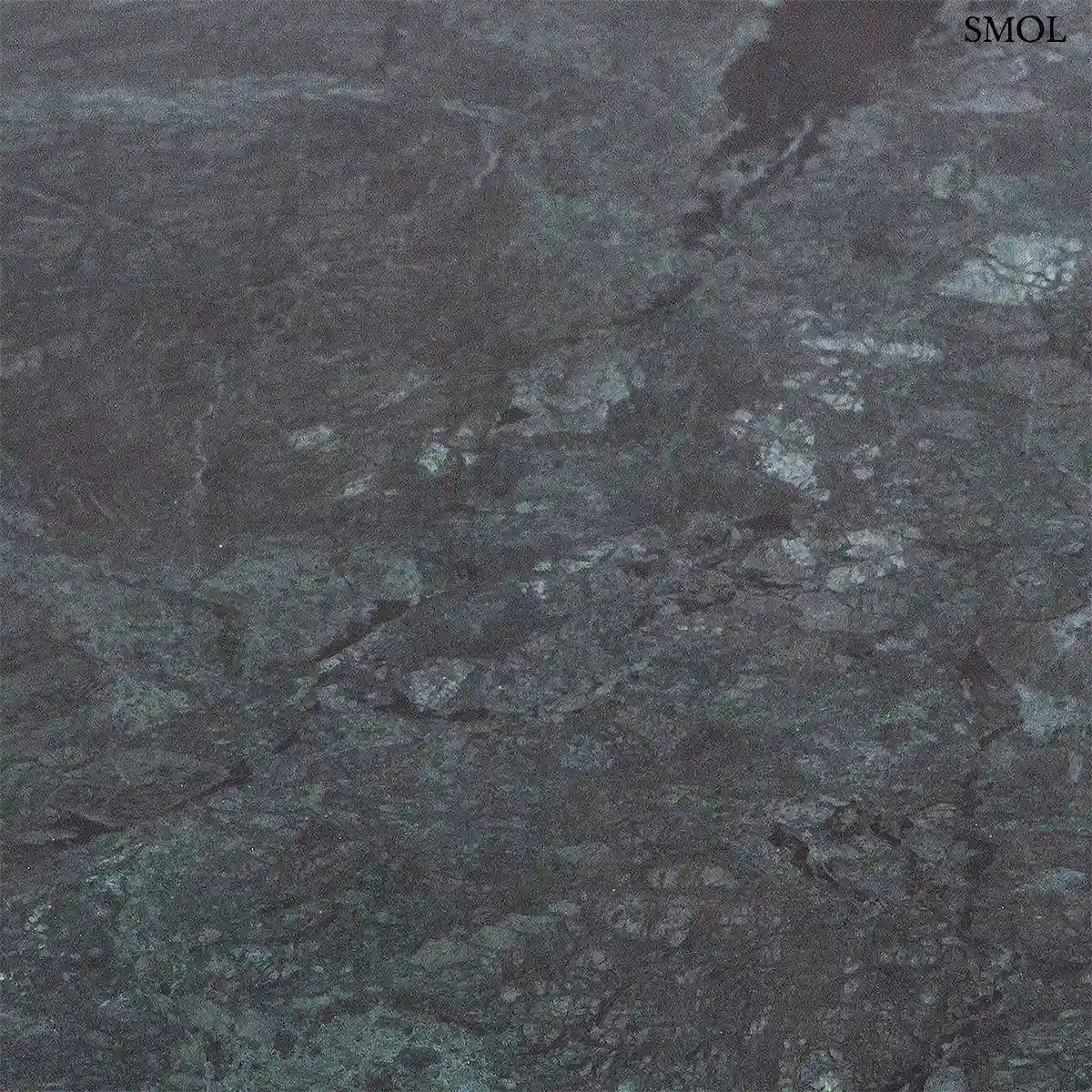 MARBLE GREEN kerek kisasztal zöld márvány lappal és mangófa talppal – 50 × 50 × 50 cm, márvány nagyítva