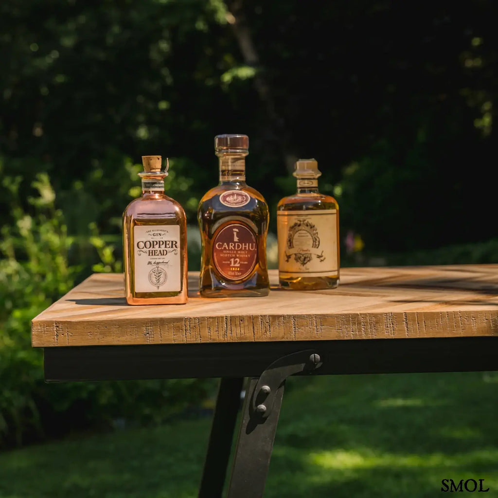 Halszálka mintás, összecsukható konzolasztal, natúr teakfa lappal és fekete fém vázzal kertben