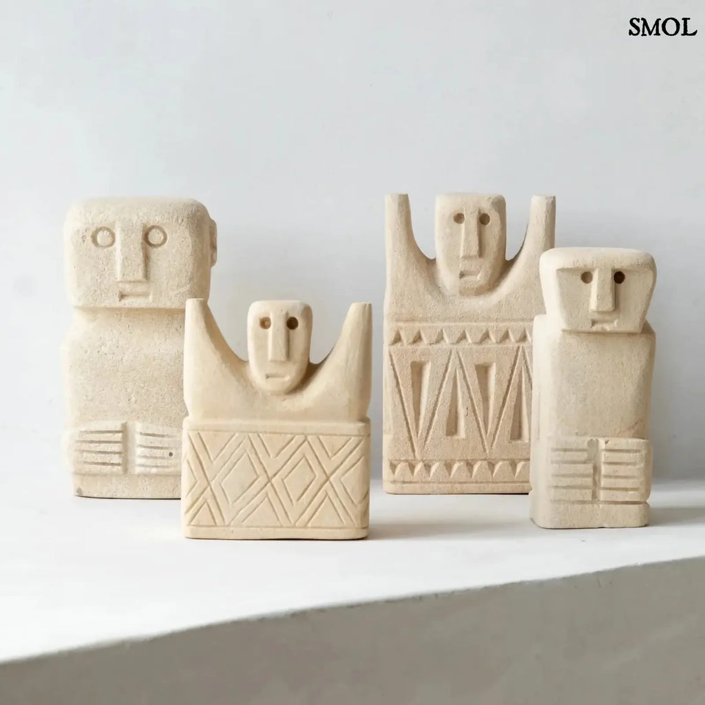 Natúr kőszobor, homokkő anyagú Sumba figura, kézzel faragott több szoborral