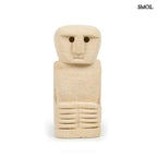 Natúr kőszobor, homokkő anyagú Sumba figura, kézzel faragott szemből