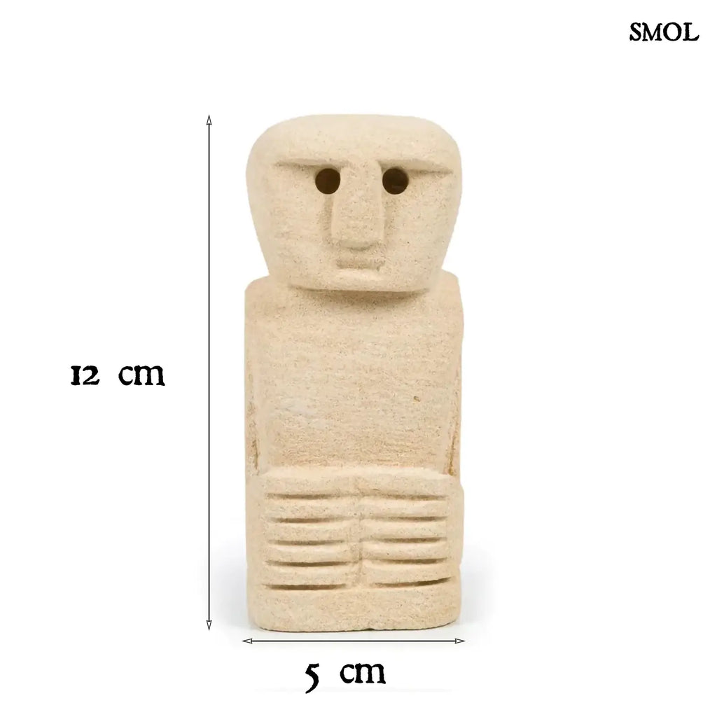 Natúr kőszobor, homokkő anyagú Sumba figura, kézzel faragott méretekkel