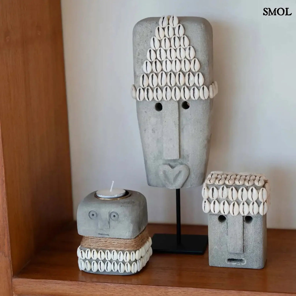 Kézzel faragott homokkő szobor kagylódíszekkel, fekete fém talapzaton, szürke szobrokkal