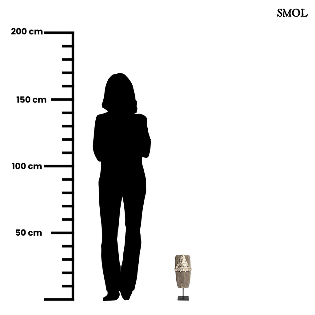 Kézzel faragott homokkő szobor kagylódíszekkel, fekete fém talapzaton, méretarányosan