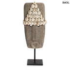 Kézzel faragott homokkő szobor kagylódíszekkel, fekete fém talapzaton, szemből