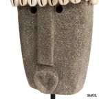 Kézzel faragott homokkő szobor kagylódíszekkel, fekete fém talapzaton, arc nagyítva