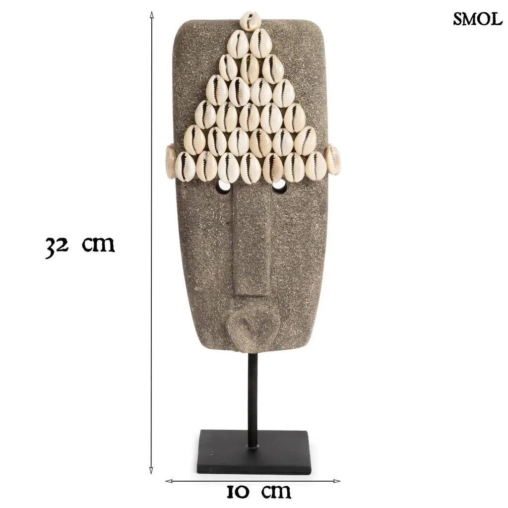 Kézzel faragott homokkő szobor kagylódíszekkel, fekete fém talapzaton, méretekkel