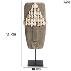 Kézzel faragott homokkő szobor kagylódíszekkel, fekete fém talapzaton, méretekkel