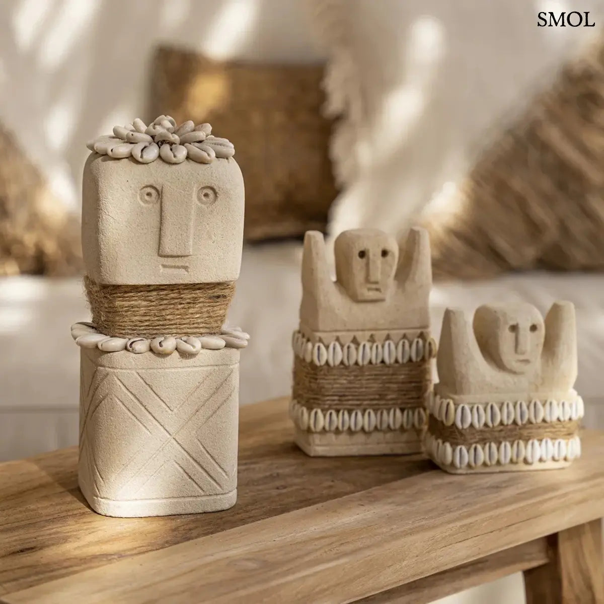 Kézzel faragott Sumba kőszobor, természetes homokkő védelmező dekoráció kagyló díszítéssel, más szobrokkal