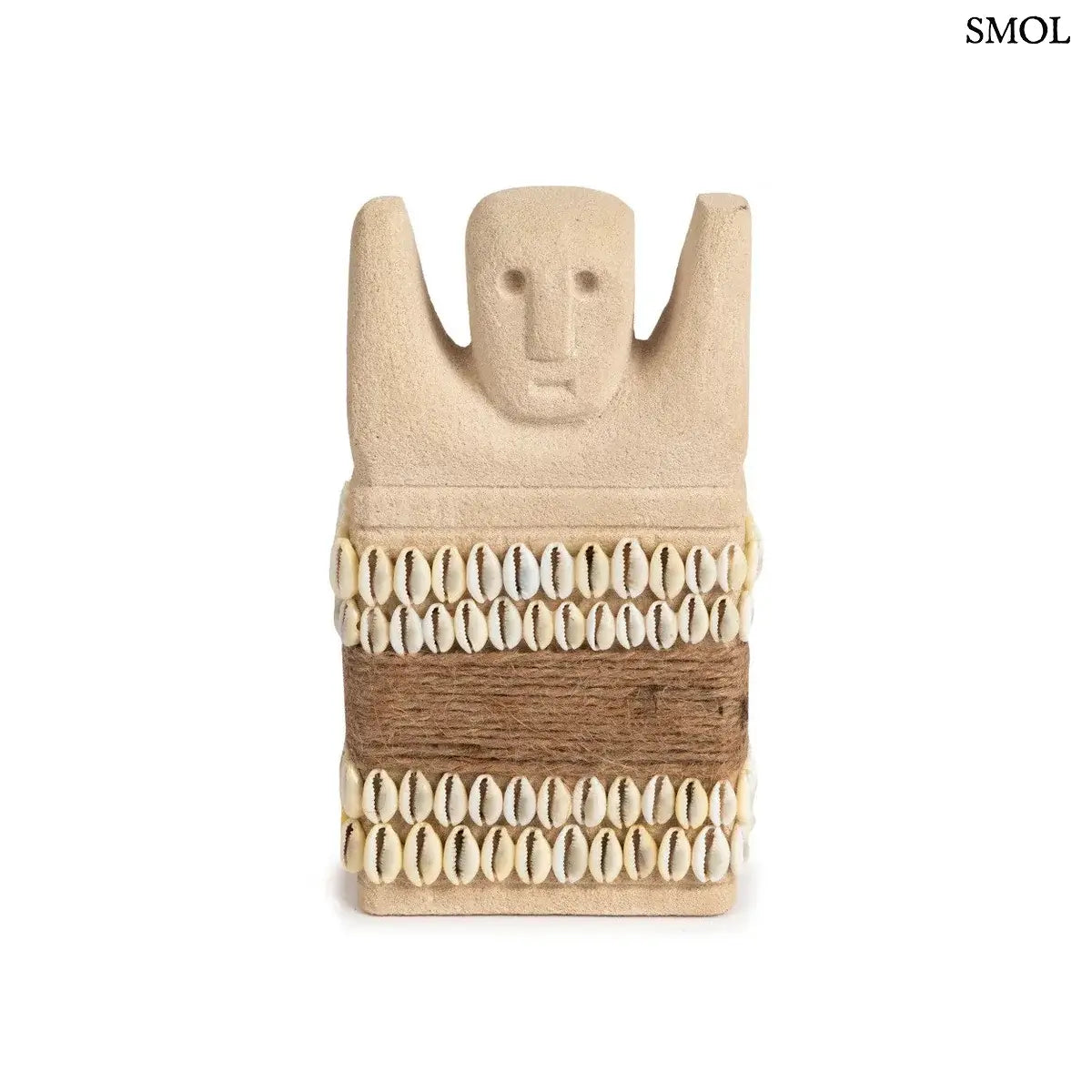 Kézzel faragott Sumba kőszobor, természetes homokkő védelmező dekoráció kagyló díszítéssel, fehér háttérrel, szemből