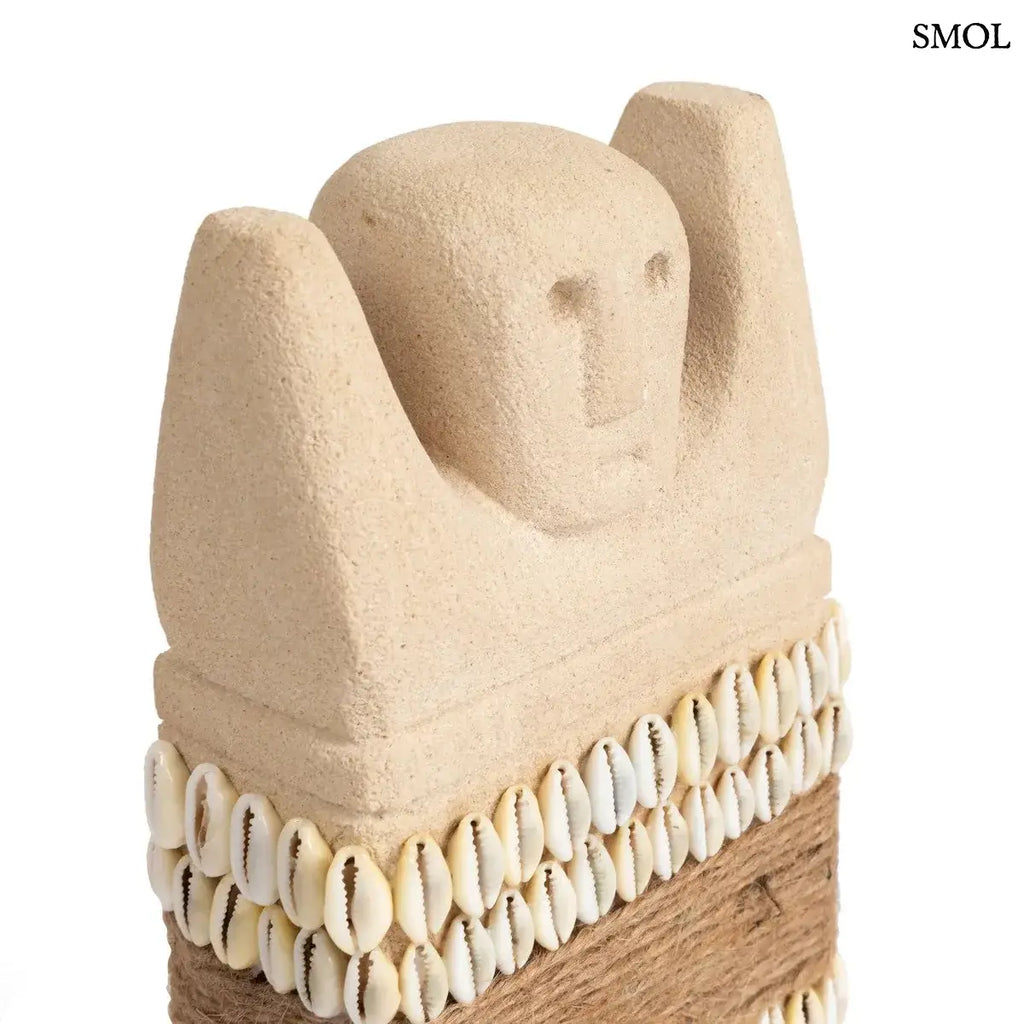 Kézzel faragott Sumba kőszobor, természetes homokkő védelmező dekoráció kagyló díszítéssel,elfordítva, nagyítva