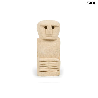 Kőszobor - natúr, 12 cm | SUMBA24 - smol.hu - fehér háttérrel, szemből