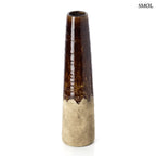 Betonbarna kőcserép kúpos váza szemcsés felülettel és sötét tónusokkal. Modern, minimalista dekorációs kiegészítő rusztikus textúrával, fehér háttérrel