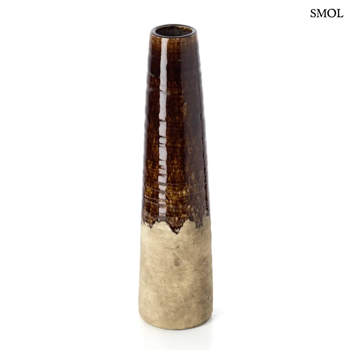 Betonbarna kőcserép kúpos váza szemcsés felülettel és sötét tónusokkal. Modern, minimalista dekorációs kiegészítő rusztikus textúrával, fehér háttérrel