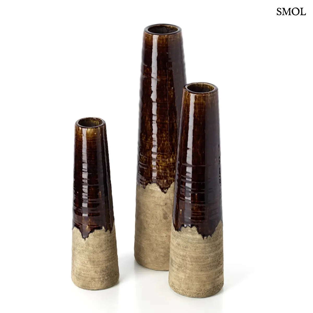 Betonbarna kőcserép kúpos váza szemcsés felülettel és sötét tónusokkal. Modern, minimalista dekorációs kiegészítő rusztikus textúrával, több méretben