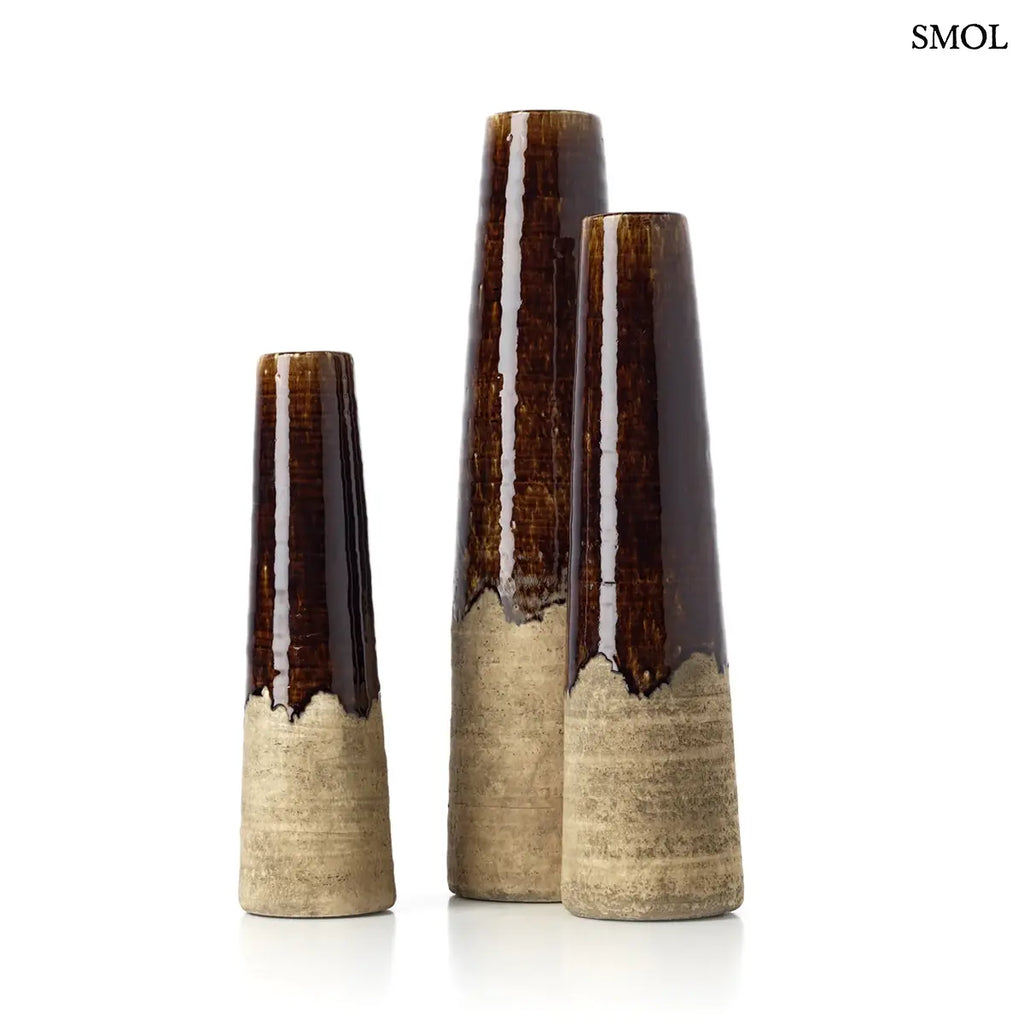 Betonbarna kőcserép kúpos váza szemcsés felülettel és sötét tónusokkal. Modern, minimalista dekorációs kiegészítő rusztikus textúrával, több méretben, oldalról