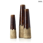 Betonbarna kőcserép kúpos váza szemcsés felülettel és sötét tónusokkal. Modern, minimalista dekorációs kiegészítő rusztikus textúrával, több méretben, oldalról