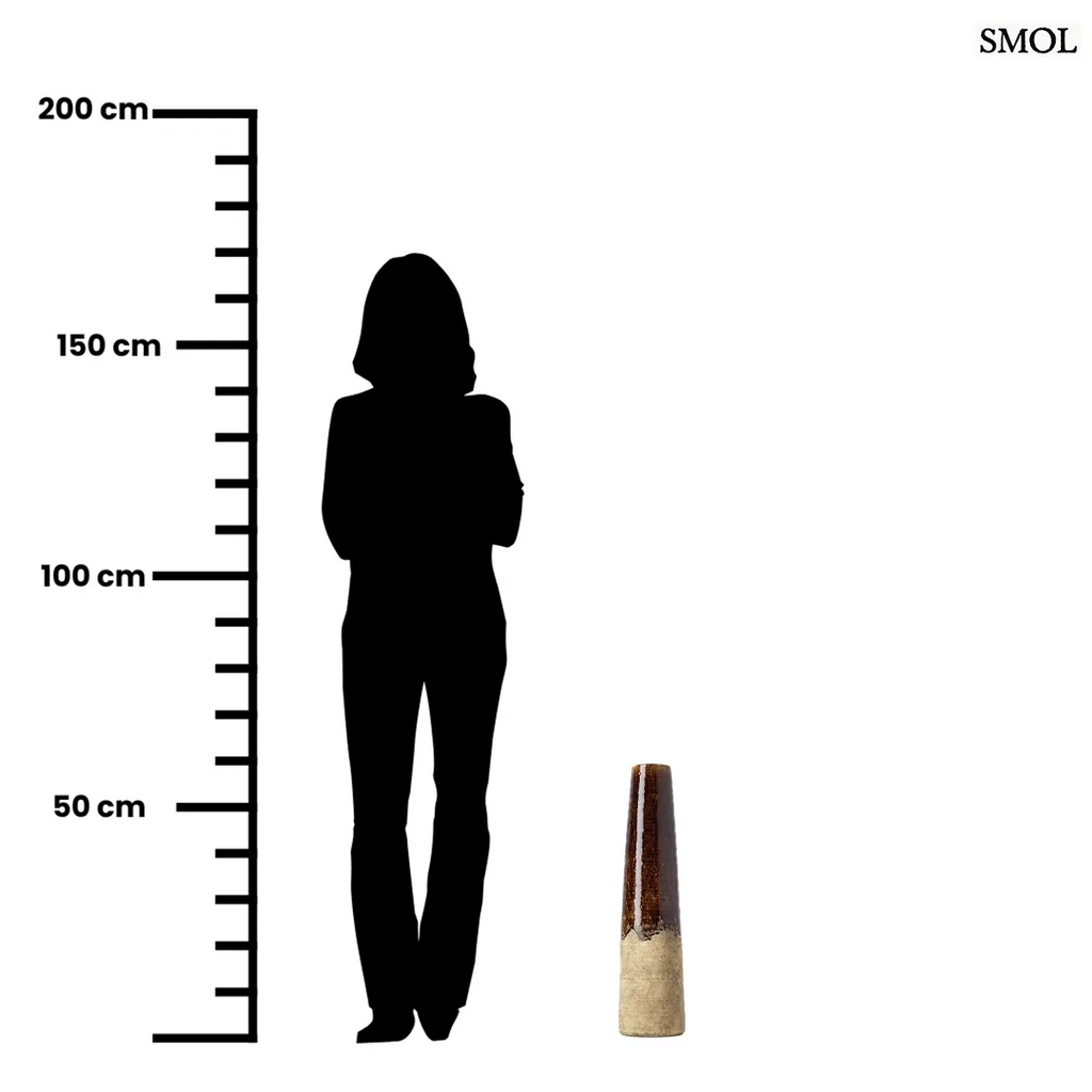 Betonbarna kőcserép kúpos váza szemcsés felülettel és sötét tónusokkal. Modern, minimalista dekorációs kiegészítő rusztikus textúrával, méretarányosan