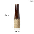 Betonbarna kőcserép kúpos váza szemcsés felülettel és sötét tónusokkal. Modern, minimalista dekorációs kiegészítő rusztikus textúrával, méretekkel