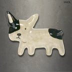 Egyedi, fekete foltos fehér kutyás dísztál és kerámia ékszertartó, szürke háttérrel