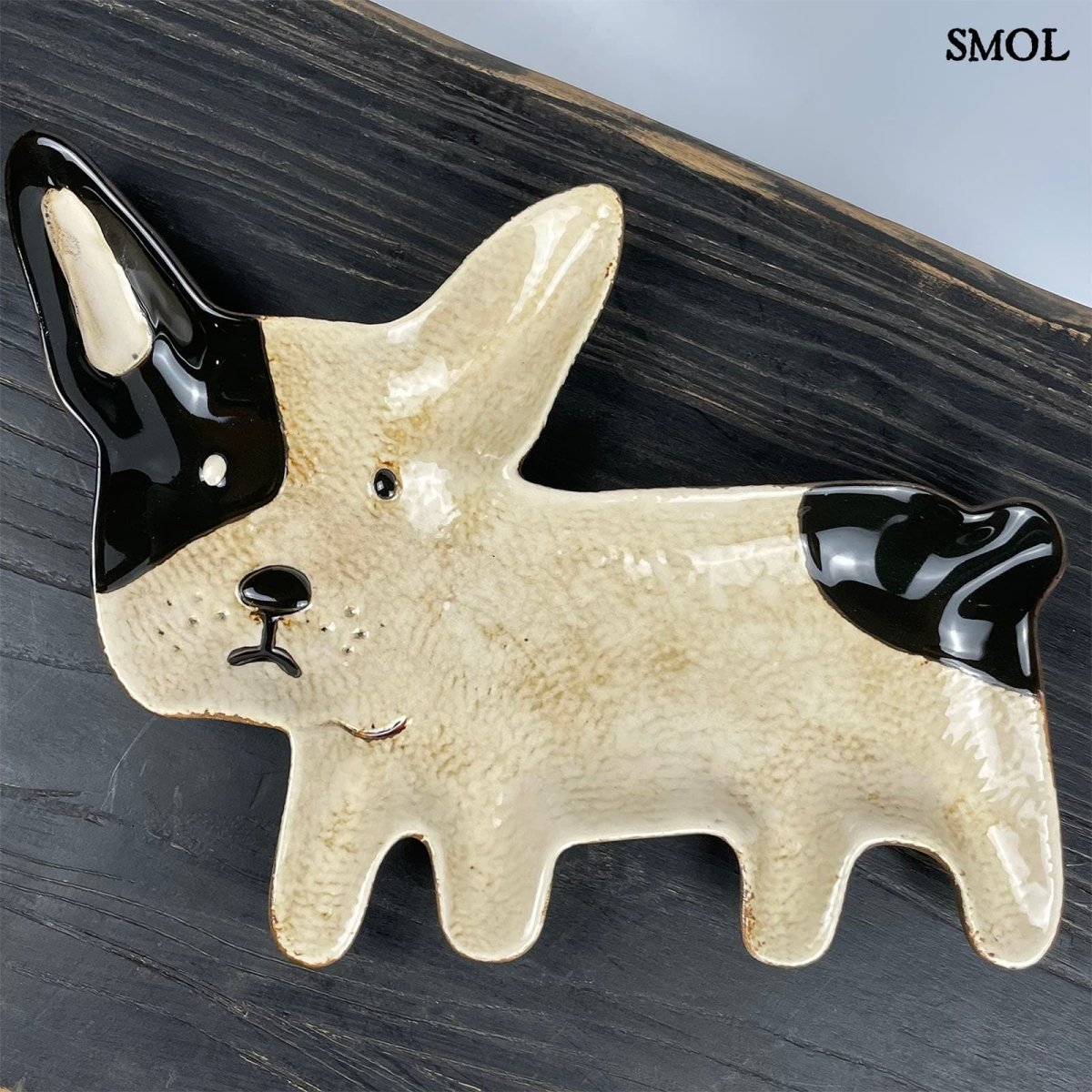 Egyedi, fekete foltos fehér kutyás dísztál és kerámia ékszertartó, fekete asztalon