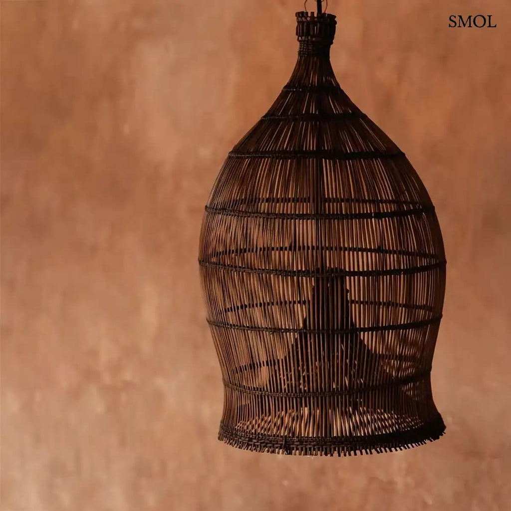 WOVEN BELL sötét dió bambusz kompakt harang formájú lámpaernyő, narancsos háttérrel