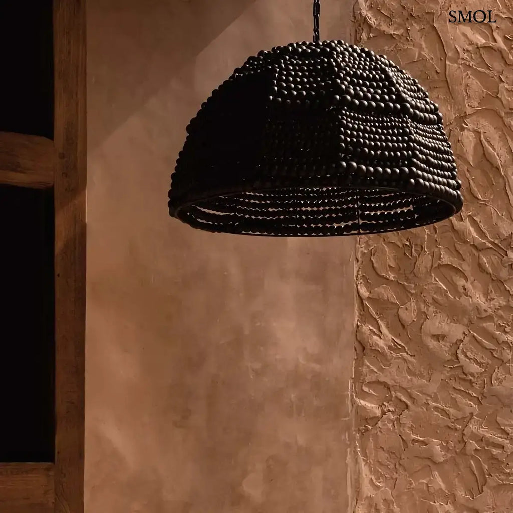 WOODEN BEAD DOME fekete fa gyöngy kupola formájú lámpaernyő, narancsos fallal, oldalról, napfénnyel