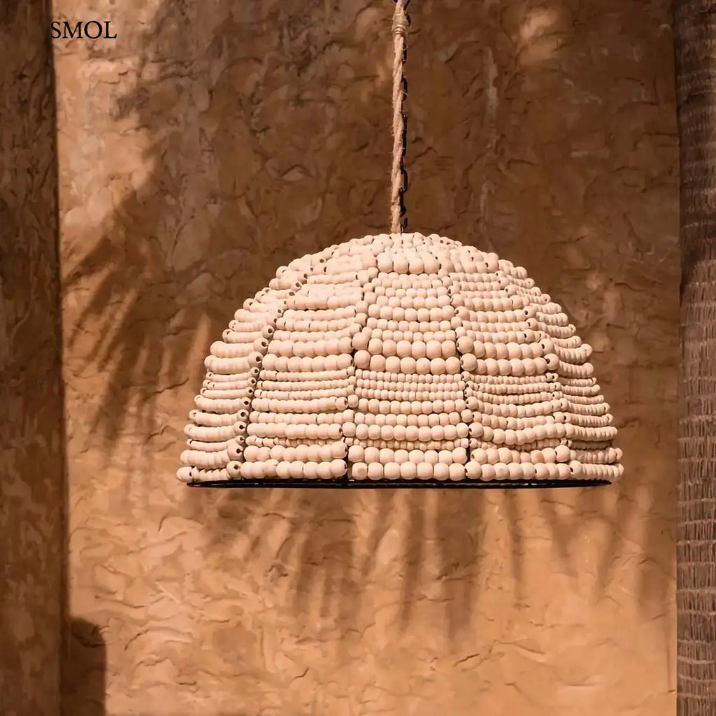 WOODEN BEAD DOME natúr fa gyöngy kupola formájú lámpaernyő, narancsos fallal háttérben