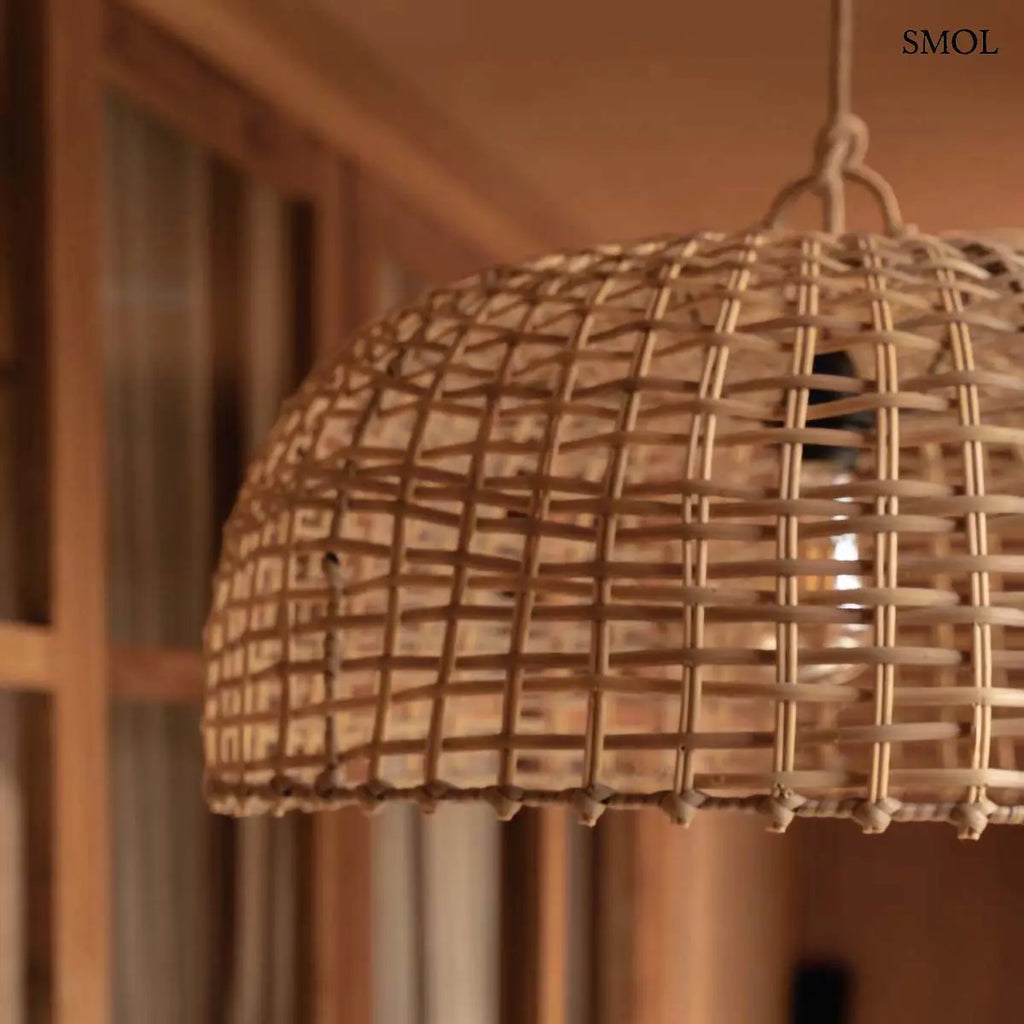 CLOCHE natúr szintetikus rattan harang formájú lámpaernyő, narancsos háttérrel, nagyítva